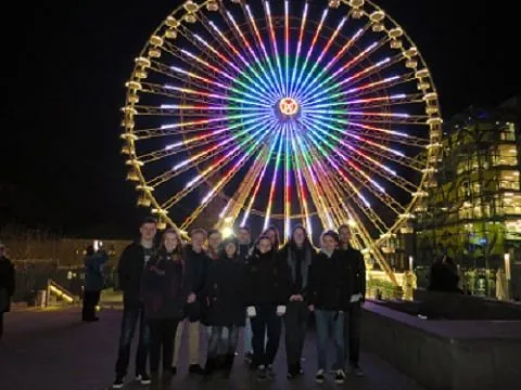 Jugendgruppe der Evangelischen Kirche Gladbeck vor Riesenrad.