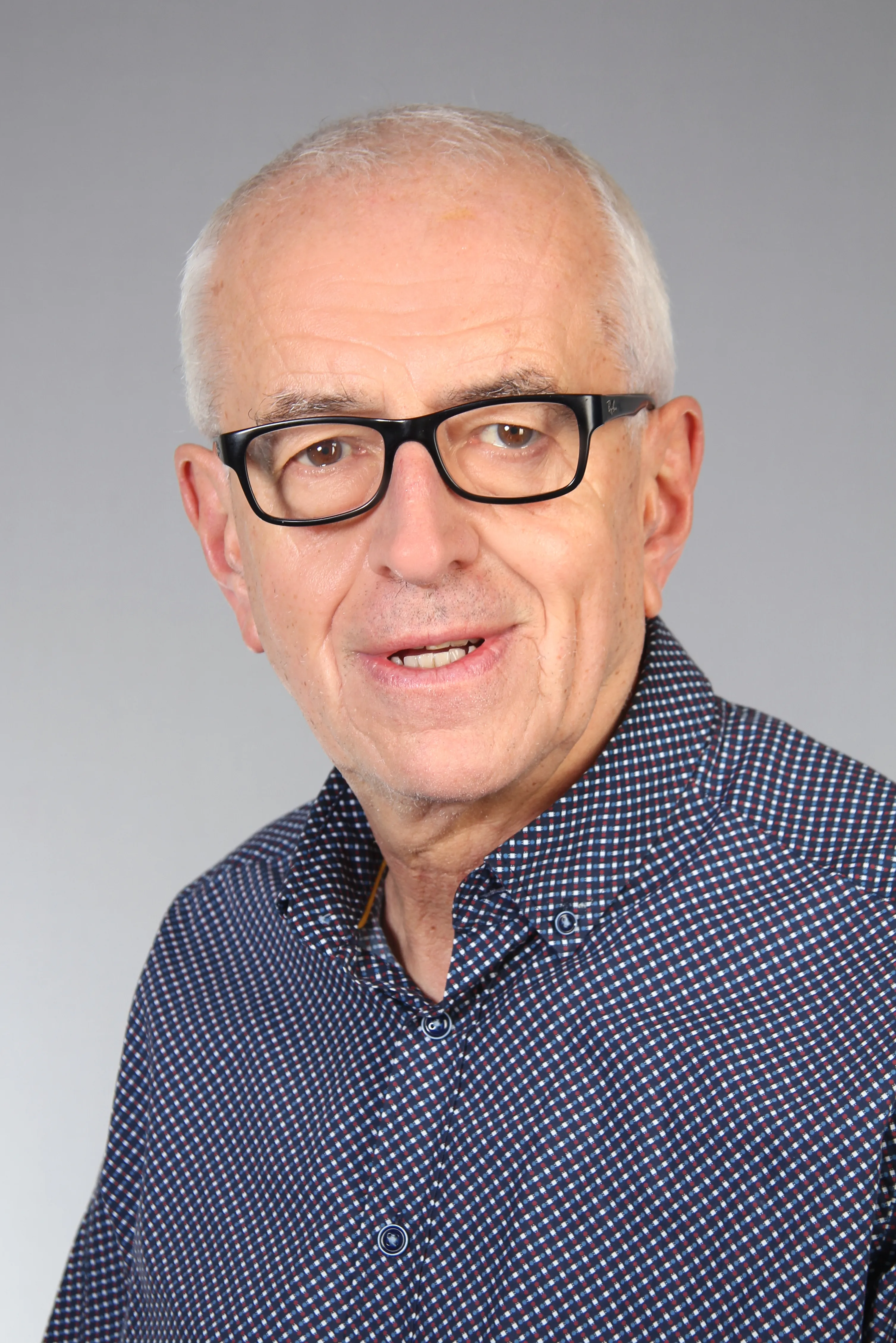 Porträt eines lächelnden Mitarbeiters der Evangelischen Kirche Gladbeck. 