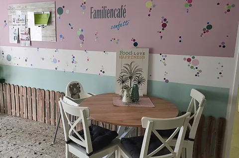 Sitzbereich im Familiencafé Confetti der Evangelischen Kirche Gladbeck.
