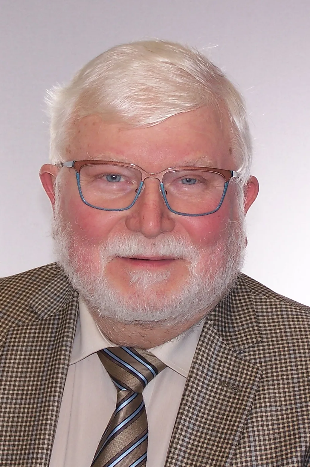 Porträt eines lächelnden Mitarbeiters der Evangelischen Kirche Gladbeck. 